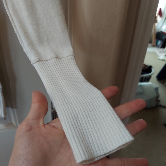 Guess sweater worn a few times. Super soft - Picture 5 of 8